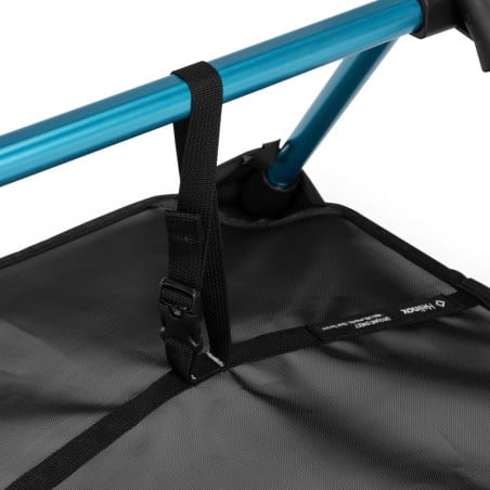 Helinox Groundsheet Detailbild, wie die mittlere Befestigung am Gestänge des Stuhls aussieht