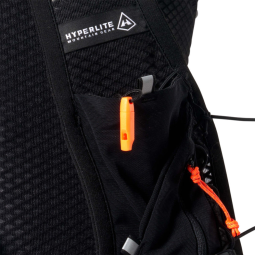 Hyperlite Mountain Gear Pemi 15 mit vielen kleinen Meshtaschen am Schultergurt inkl. Notfallpfeife