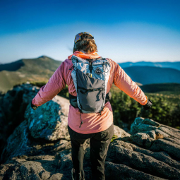 Hyperlite Mountain Gear Pemi 15 getragen von einer Läuferin mit typischen hohem Sitz.