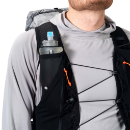 Hyperlite Mountain Gear Pemi 15 fasst eine 0,5 Softflask im Harness - Flasche nicht im Lieferumfang enthalten