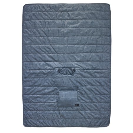 Therm-a-Rest Honcho Poncho Blue Woven Print als Decke ausgebreitet