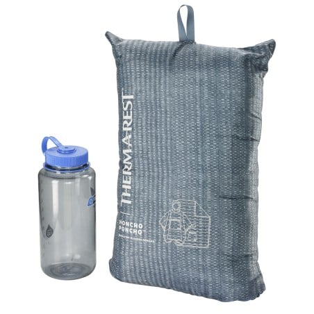 Packmaß Therm-a-Rest Honcho Poncho Blue Woven Print neben Nalgene Flasche