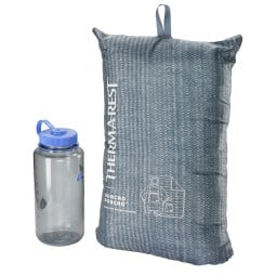 Packmaß Therm-a-Rest Honcho Poncho Blue Woven Print neben Nalgene Flasche