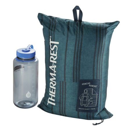 Therm-a-Rest Honcho Poncho Blue Print Packmaß mit 1L Nalgene Flasche verglichen