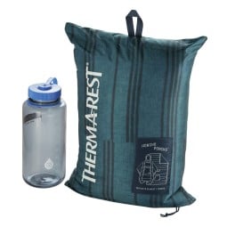 Therm-a-Rest Honcho Poncho Blue Print Packmaß mit 1L Nalgene Flasche verglichen