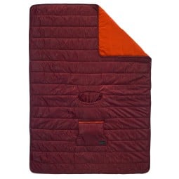 Therm-a-Rest Honcho Poncho Mars Red als Decke ausgebreitet
