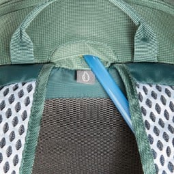 Ausgang für Trinkschlauch am Tatonka Active Pack 15 Leichtrucksack