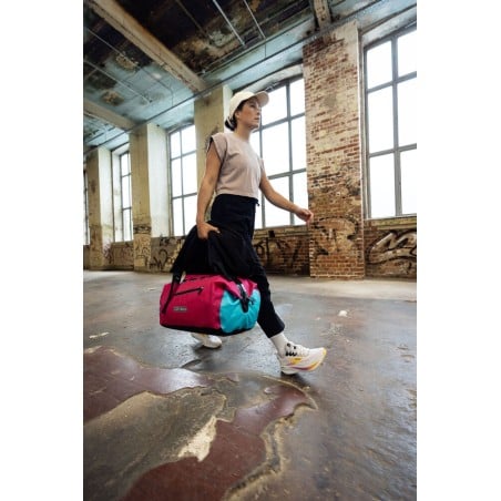 ORTLIEB Duffle Lite Cyber 40L im Einsatz mit der Hand getragen