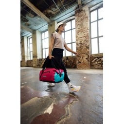 ORTLIEB Duffle Lite Cyber 40L im Einsatz mit der Hand getragen