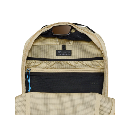 Blick in den Gossamer Gear Cima 15 Tagesrucksack in der Farbe Badlands