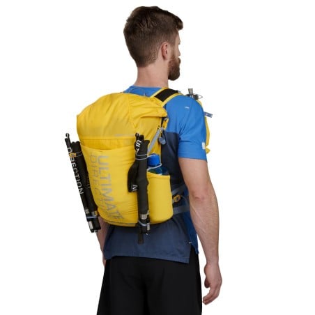 Ultimate Direction Fastpack 20 Rucksack Beacon beispielhaft am Rücken getragen