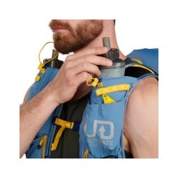 Ultimate Direction Fastpack 30 Rucksack Taschen an den Schultergurten beispielhaft mit Trinkflaschen bestückt