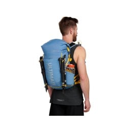 Ultimate Direction Fastpack 30 Rucksack beispielhaft am Rücken getragen mit befestigten Stöcken
