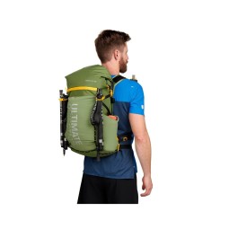 Ultimate Direction Fastpack 40 Rucksack am Rücken getragen und mit Trailrunning Stöcken bestückt
