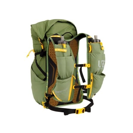 Rückseite Ultimate Direction Fastpack 40 Rucksack mit vielen Taschen auf dem Schultergurt