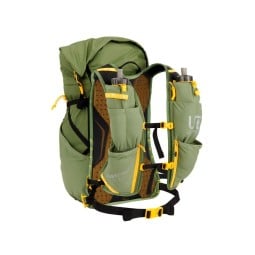 Rückseite Ultimate Direction Fastpack 40 Rucksack mit vielen Taschen auf dem Schultergurt