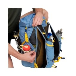 Frontzugriff in den Ultimate Direction Fastpack 30 Rucksack