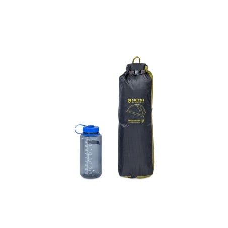 Packmaß des Nemo Dragonfly OSMO 1P Zeltes mit einer 1L Flasche im Größenvergleich