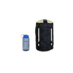 Nemo Disco 15 Daunenschlafsack Damen Packmaß verglichen mit einer Trinkflasche