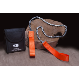 Nordic Pocket Saw Original mit Packtasche vor einem Holzscheit drapiert