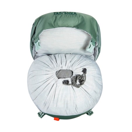 Das Hauptfach wird am Tatonka Yukon JR 32 Rucksack unterm Deckel mit einem Kordelzug verschlossen
