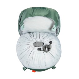 Das Hauptfach wird am Tatonka Yukon JR 32 Rucksack unterm Deckel mit einem Kordelzug verschlossen