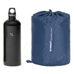 Packmaß der Exped Versa 6R Isomatte verglichen mit einer 1L Trinkflasche