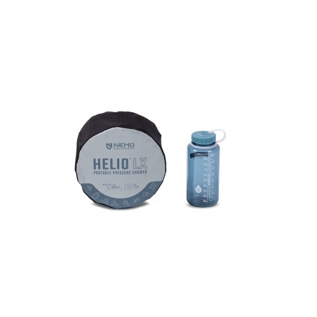 Packmaß der Nemo Helio LX Pressure Shower verglichen mit einer Trinkflasche