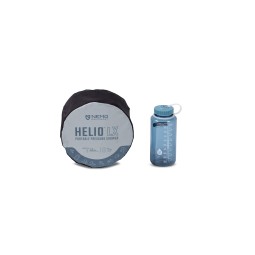 Packmaß der Nemo Helio LX Pressure Shower verglichen mit einer Trinkflasche