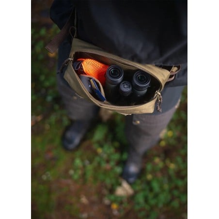 Savotta Suur-Kukkaro Hip Pack beispielhaft mit einem Fernglas bepackt