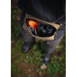 Savotta Suur-Kukkaro Hip Pack beispielhaft mit einem Fernglas bepackt