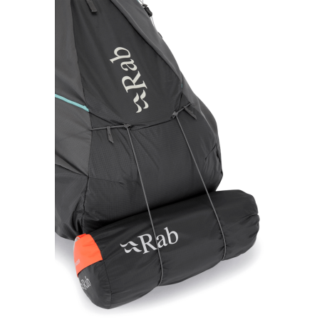 Rab Muon 40L Wanderrucksack Damen mit beispielhaft befestigter Ausrüstung unter dem Boden