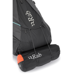 Rab Muon 40L Wanderrucksack Damen mit beispielhaft befestigter Ausrüstung unter dem Boden