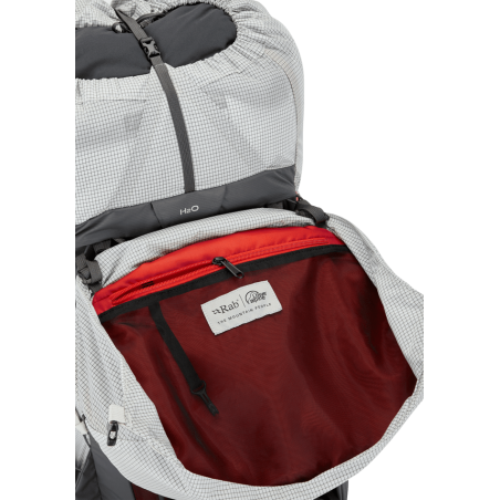 Deckelfach mit Tasche auf der Unterseite am Rab Muon 50L Wanderrucksack