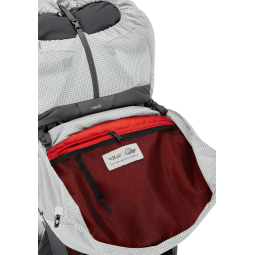Deckelfach mit Tasche auf der Unterseite am Rab Muon 50L Wanderrucksack