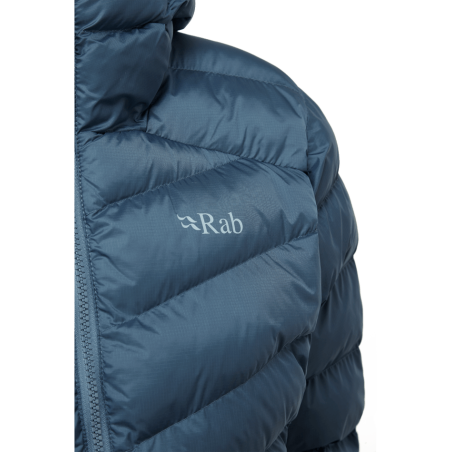 Logo auf der Brust bei der Rab Nebitron Pro Isolationsjacke Damen Orion Blue