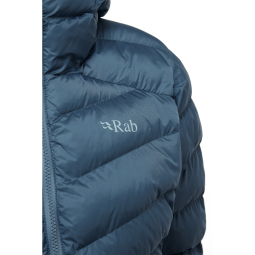Logo auf der Brust bei der Rab Nebitron Pro Isolationsjacke Damen Orion Blue