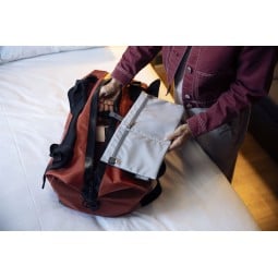 Innentasche im ORTLIEB Duffle Lite Reisetasche kann mit einer Steckschließe befestigt werden