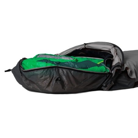 Outdoor Research Helium UL Bivy Kopfteil geöffnet beispielhaft mit Schlafsack darin