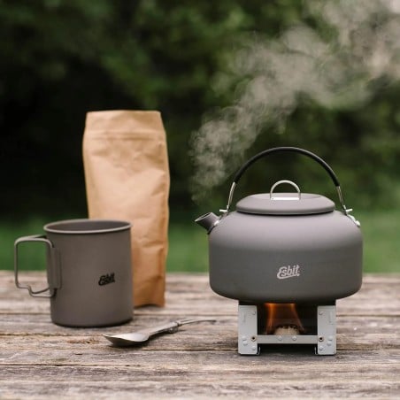 Esbit Aluminium Kessel auf einen Taschenkocher gestellt mit Tasse daneben