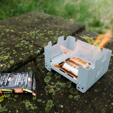 Esbit Trockenbrennstoff 8 x 27 in einem Taschenkocher im Einsatz