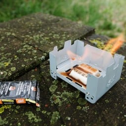 Esbit Trockenbrennstoff 8 x 27 in einem Taschenkocher im Einsatz