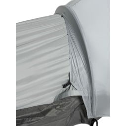 Detailansicht der Verbindung von Outdoor Research Helium UL Vestibule und dem gleichnamigen Bivy
