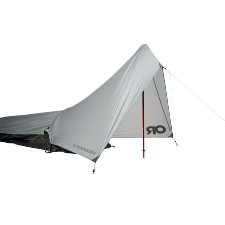 Outdoor Research Helium UL Vestibule am Biwaksack befestigt und mit einem Stock aufgestellt
