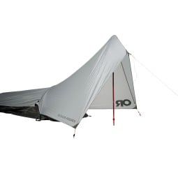 Outdoor Research Helium UL Vestibule am Biwaksack befestigt und mit einem Stock aufgestellt