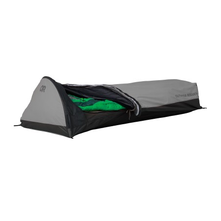 Outdoor Research Alpine XT Bivy beispielhaft mit Schlafsack darin (nicht enthalten)