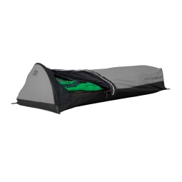 Outdoor Research Alpine XT Bivy beispielhaft mit Schlafsack darin (nicht enthalten)