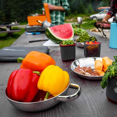 GSI Edelstahlschüssel mit Griff beim Outdoor Kochen im Einsatz