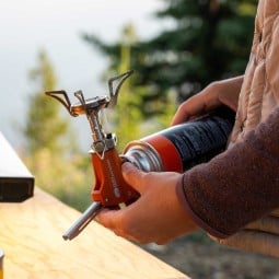 GSI Butane-Isobutane Adapter beispielhaft mit Kocher und Gas Cassette