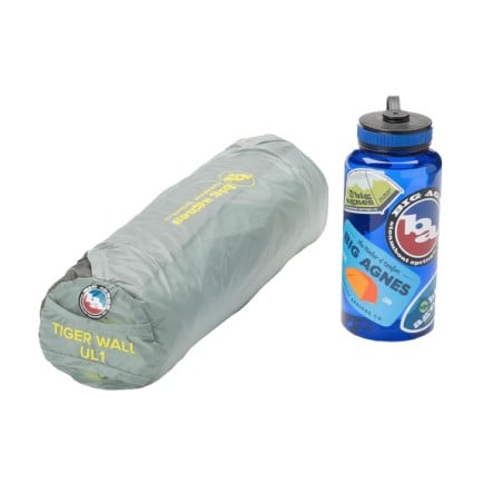 Packmaß Big Agnes Tiger Wall UL 1 Zelt verglichen mit Trinkflasche